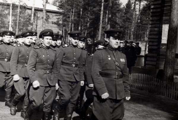 Гидротехнический взвод проходит торжественным маршем. Впереди ст. сержант Гусар Е.А. Фото 1950-х гг.